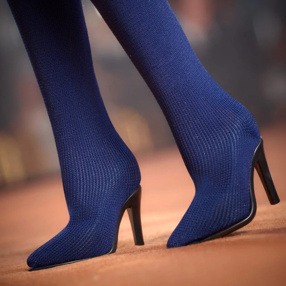 New in box comes in Mattel packaging - Picture 7 of 10